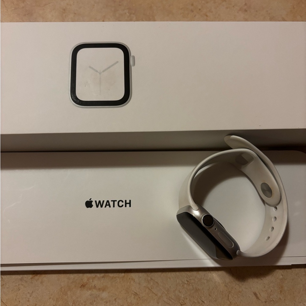 Apple Watch 4 Series 40mm - Picture 3 of 9